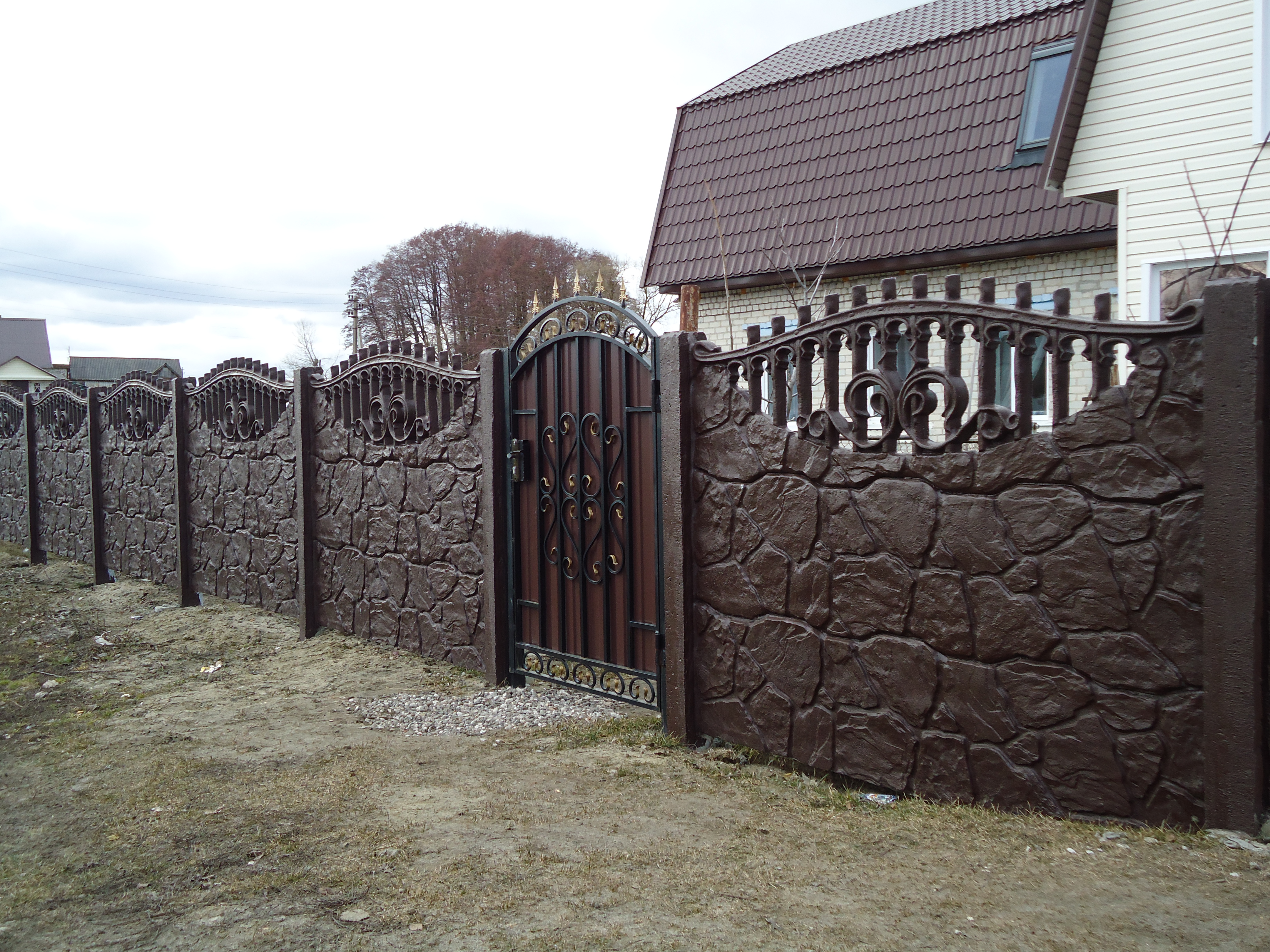 Забор бетонный секционный с воротами